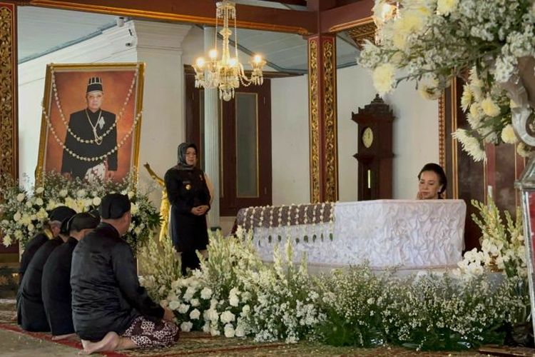 Peti jenazah Raja Keraton Surakarta PB XIII disemayamkan di Sasana Parasdya Keraton Surakarta, Solo, Jawa Tengah, Senin (3/11/2025).