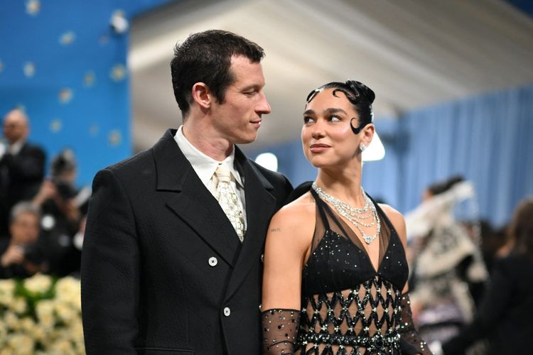 Dua Lipa (kanan) resmi bertunangan dengan Callum Turner (kiri). Intip kisah manis dan detail cincin tunangan mewahnya berikut.