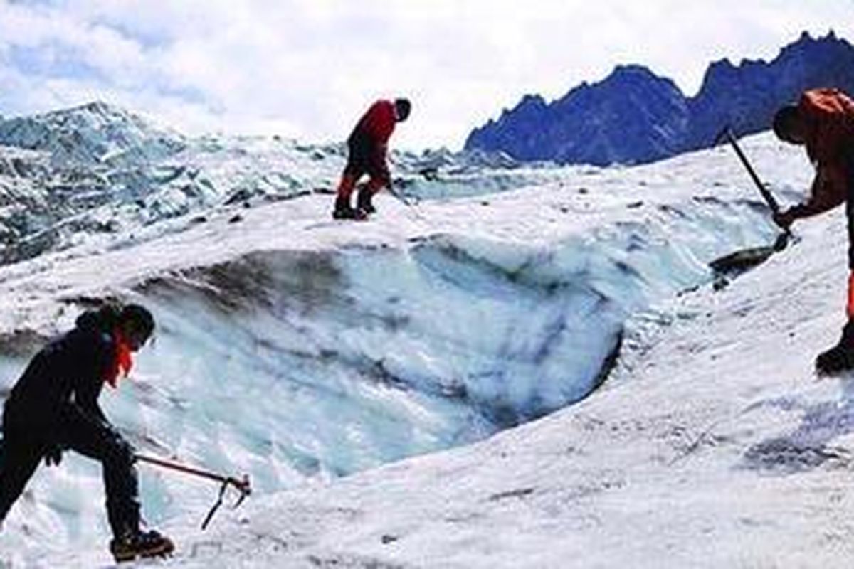Tim Ekspedisi Tujuh Puncak Dunia dari Wanadri berlatih membuat pijakan kaki pada lapisan es di Gletser Kashkatash, Elbrus, Rusia selatan, Rabu (11/8/2010).
