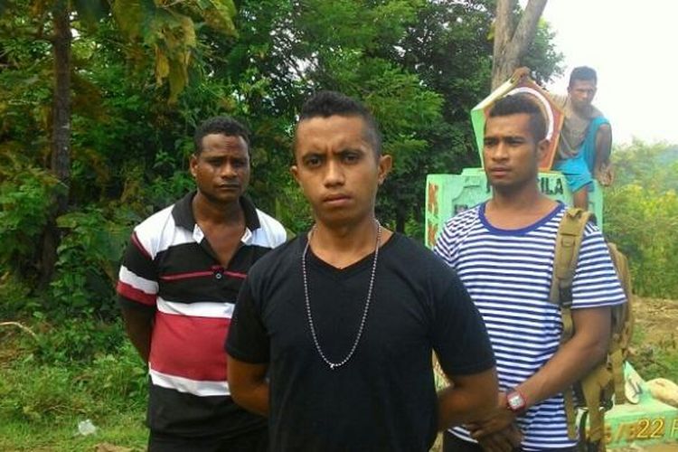 Tiga warga Timor Leste, saat diamankan tim Intel Korem 161 Wira Sakti Kupang, NTT