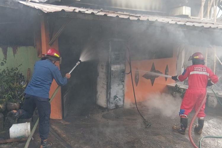 Mesin Pertamini Terbakar, Satu Orang Terluka dan Dua Motor Ludes