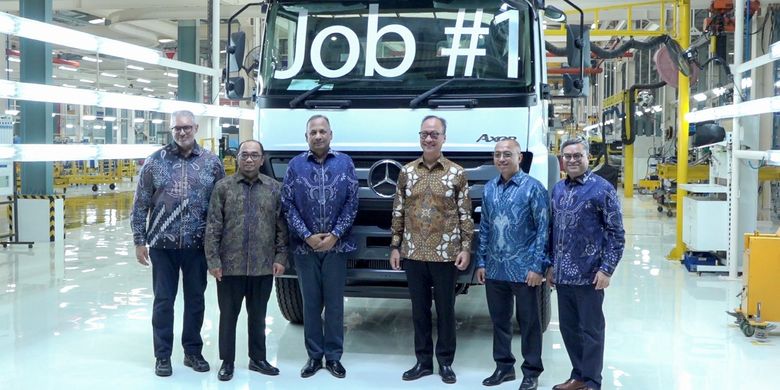 Menteri Perindustrian Agus Gumiwang Kartasasmita (ketiga kanan) berfoto bersama pada Pembukaan Pabrik Baru PT Daimler Commercial Vehicles Manufacturing Indonesia (PT DCVMI) di Kawasan Industri Delta Silicon 8, Cikarang, Jawa Barat, Selasa (10/6/2025).