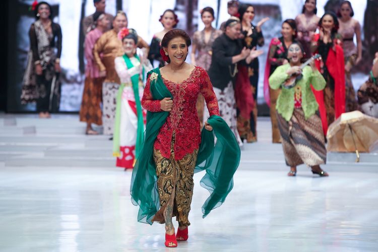 Menteri Kelautan dan Perikanan Republik Indonesia Susi Pudjiastuti menjadi salah satu penampil khusus membawakan baju rancangan Anne Avantie di Indonesia Fashion Week, Jakarta Convention Center, Jakarta, Kamis (29/3/2018). Peragaan busana dengan tema Sekarayu Sriwedari ini menampilkan busana 29 tahun Anne Avantie berkarya sebagai perancang busana.