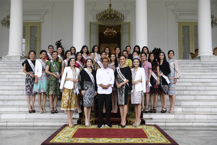 Presiden Joko Widodo (tengah) menerima Miss Universe 2018 Catriona Elisa Magnayon Gray (keenam kanan), Puteri Indonesia Frederika Alexis Cull (kelima kiri) dan finalis Puteri Indonesia 2018 di Istana Bogor, Jawa Barat, Senin (11/3/2019). ANTARA FOTO/Puspa Perwitasari/aww.