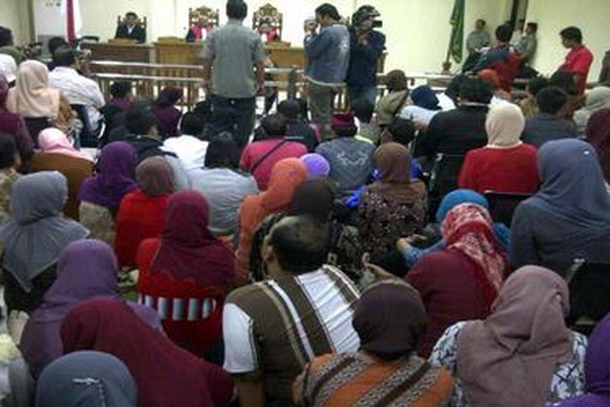 Ruangan sidang utama penuh sesak dipenuhi warga asal Sragen, Rabu (21/3/2012) ketika majelis hakim menyidangkan mantan Bupati Sragen, Untung Wiyono yang didakwa korupsi dana APBD Kabupaten Sragen, Jawa Tengah 