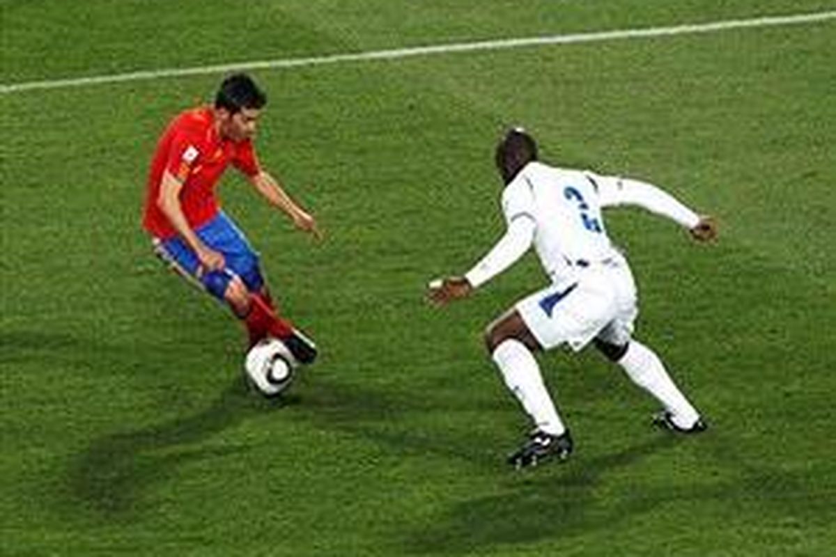 Aksi penyerang Spanyol, David Villa (kiri), sebelum melepaskan tembakan yang menjebol gawang Honduras, pada penyisihan grup Piala Dunia 2010 Afrika Selatan, Senin (21/6/2010).