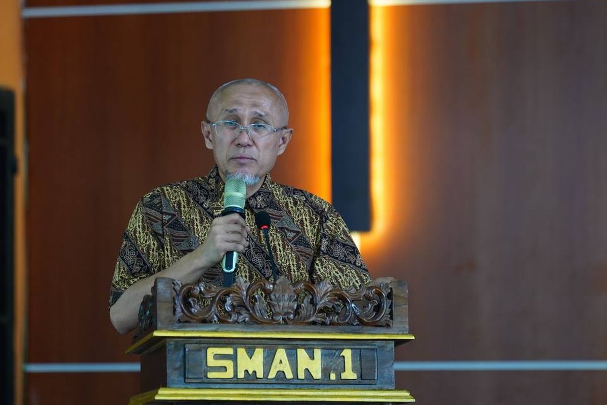 Praktisi Artificial Intelligence (AI) sekaligus Vice Rector for Research & Development Digital Advancement Osaka Japan & UICI, Indonesia, Eng Jaswar Koto, saat sosialisasi pemanfaatan teknologi Artificial Intelligence (AI) pada pembelajaran SMAN 1 Pangkalan Kerinci, Senin (30/10/2023).
