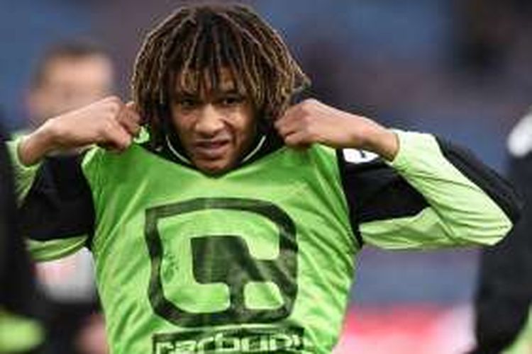 Bek AFC Bournemouth, Nathan Ake, sedang melakukan pemanasan menjelang laga kontra Burnley, di Stadion Turf Moor, 12 Oktober 2016.