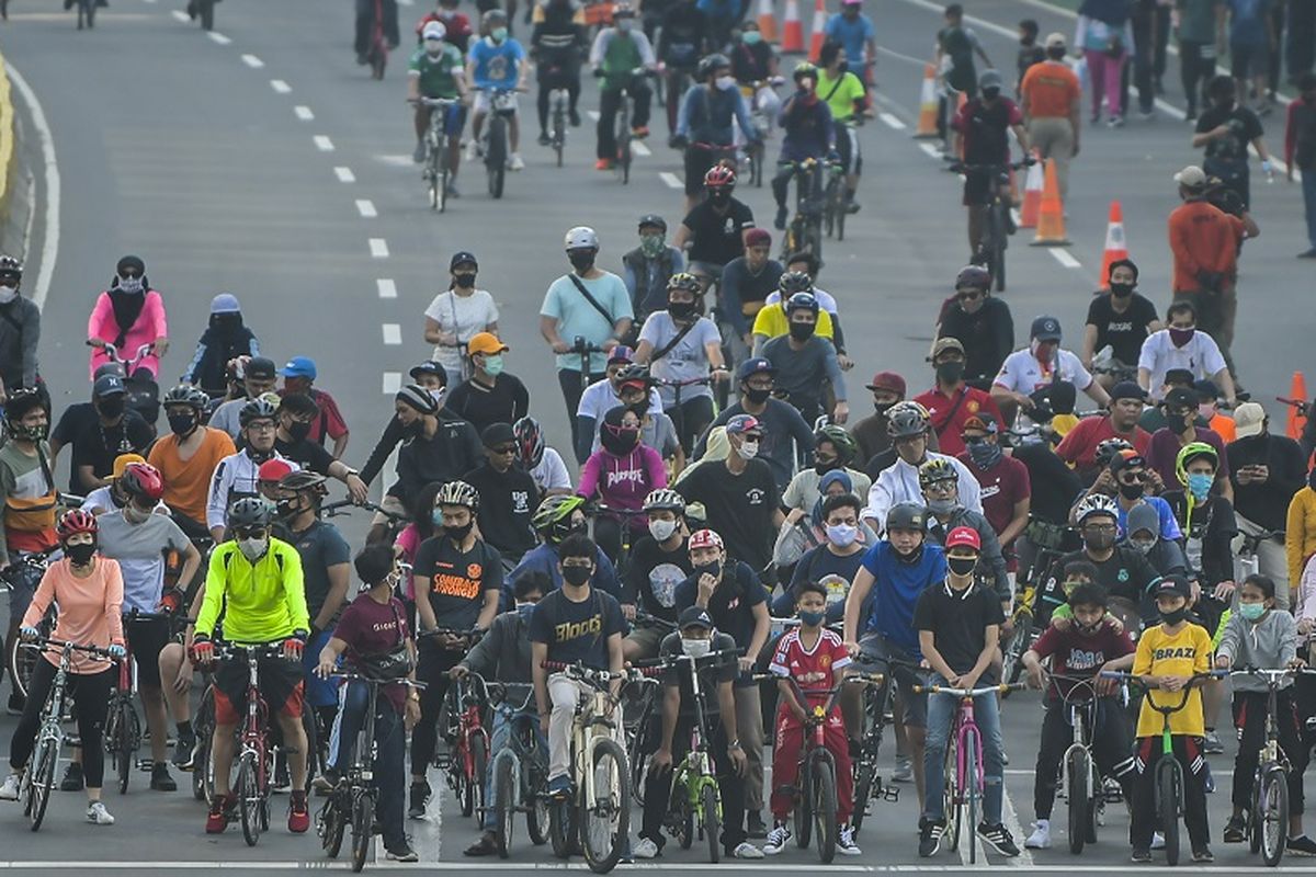 Warga berolahraga saat Hari Bebas Kendaraan Bermotor (HBKB) atau Car Free Day (CFD) di masa Pembatasan Sosial Berskala Besar (PSBB) transisi di kawasan Jalan Sudirman Jakarta, Minggu (21/6/2020). Pemprov DKI Jakarta kembali menggelar HBKB atau car free day dengan menerapkan protokol kesehatan di sepanjang Jalan Jendral Sudirman dan MH Thamrin setelah ditiadakan sejak 15 Maret 2020 lalu karena pemberlakuan PSBB  untuk mencegah penyebaran COVID-19 semakin meluas. ANTARA FOTO/Galih Pradipta/foc.