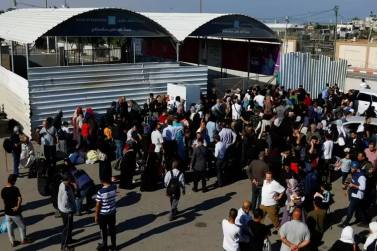 Warga Palestina berkumpul di luar perbatasan Rafah yang membatasi Gaza dengan Mesir.