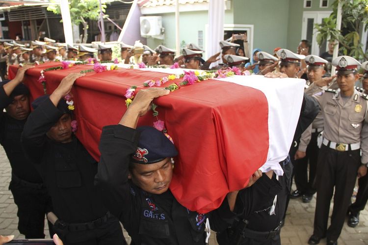 Personel kepolisian membawa jenazah Bripka Rahmat Effendy untuk dimakamkan di Rumah Duka Tapos, Depok, Jawa Barat, Jumat (26/7/2019). Bripka Rahmat Effendy tewas setelah ditembak sesama anggota polisi Bripda RT di Polsek Cimanggis Depok. ANTARA FOTO/ Asprilla Dwi Adha/wpa/pras.