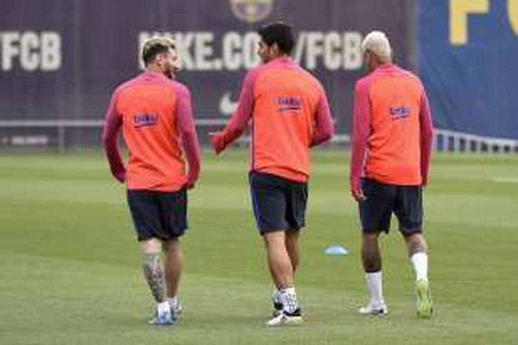 Tiga penyerang andalan FC Barcelona, Lionel Messi (kiri), Luis Suarez (tengah), dan Neymar, menjalani sesi latihan klub di Sant Joan Despi, 20 September 2016.