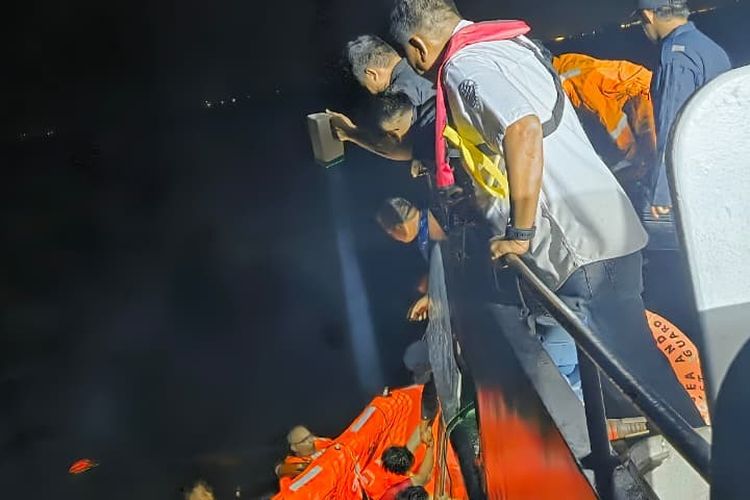 170 Kontainer Dari Kapal MV Golden Star 1 Tenggelam di Selat Singapura, 9 Awak Kapal Diselamatkan