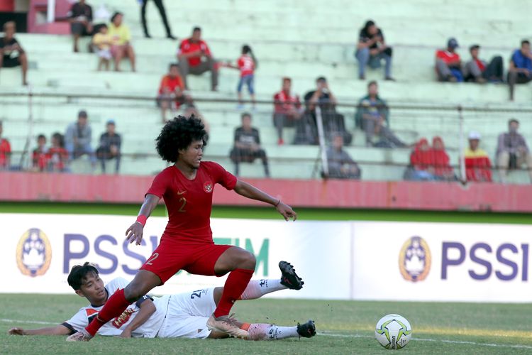 Pemain Timnas Indonesia U-19, Bagus Kahfi menyumbang gol media saat ujicoba melawan Persibo Bojonegoro yang berakhir dengan skor 2-1 di Stadion Gelora Delta Sidoarjo, Jawa Timur, Kamis (18/07/2019). 