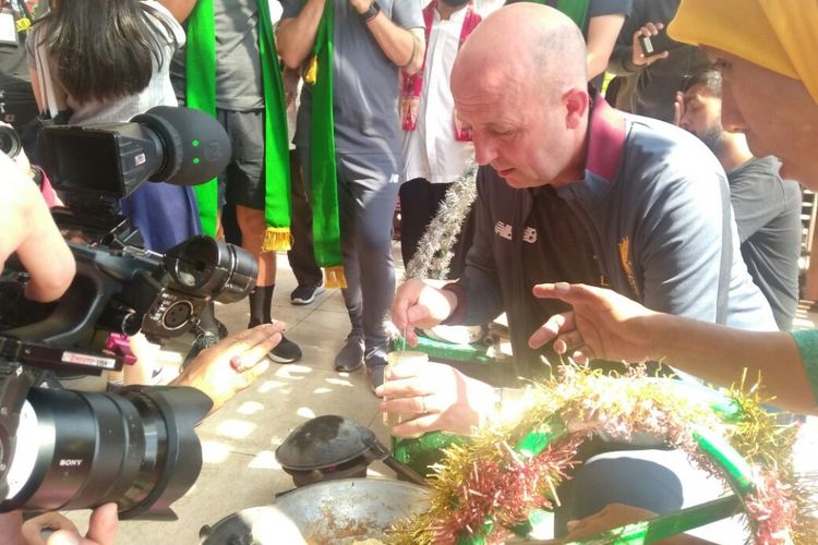 Salah satu legenda Liverpool, Gary McAllister, mencoba membuat makanan khas Betawi, yakni kerak telor.