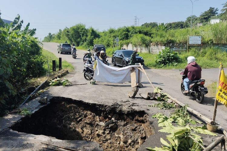 Kondisi Terkini Jembatan Ambles di Ngaliyan Semarang: Lubang Menganga 4x5 Meter, Mobil Dilarang Melintas