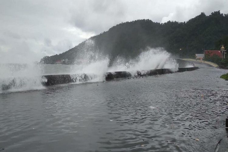 Gelombang pasang dan angin kencang terjadi di Kabupaten Sangihe dan menyebabkan genangan air di permukiman warga
