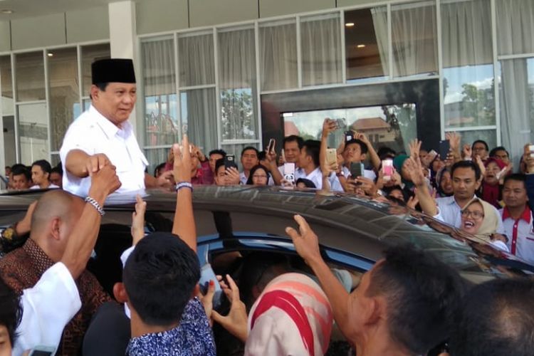 Ketua Umum DPP Partai Gerindra Prabowo Subianto usai menghadiri acara halal bihalal di Palembang, Sumatera Selatan, Kamis (21/6/2018)