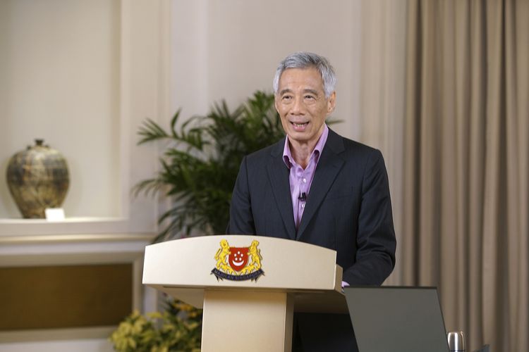 Foto dari Kementerian Komunikasi dan Informasi Singapura memperlihatkan Perdana Menteri Lee Hsien Loong berpidato tentang kabar terkini Covid-19 di Singapura pada Senin (31/5/2021).