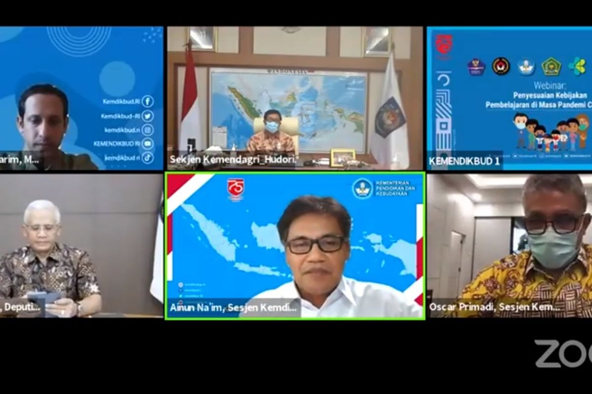 Mendikbud dan beberapa pejabat terkait saat menyampaikan Penyesuaian Kebijakan Pembelajaran di Masa Pandemi Covid-19, secara virtual melalui Zoom dan disiarkan langsung dari kanal YouTube Kemendikbud RI, Jumat (7/8/2020) sore.