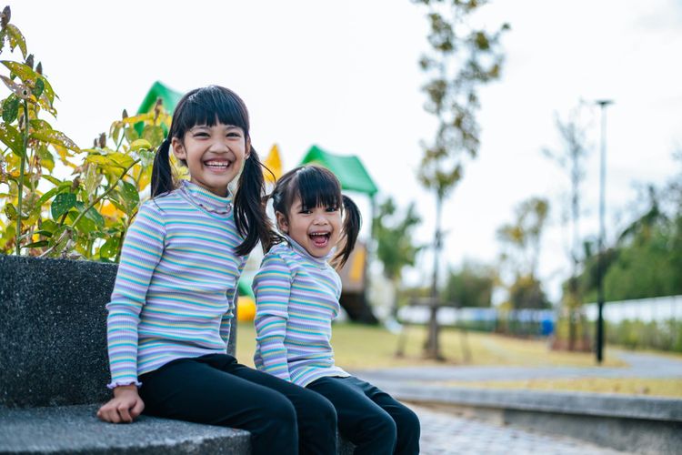Anak suka bertengkar? Ini 5 cara bijak untuk menghentikannya menurut psikolog anak. Simak selengkapnya.