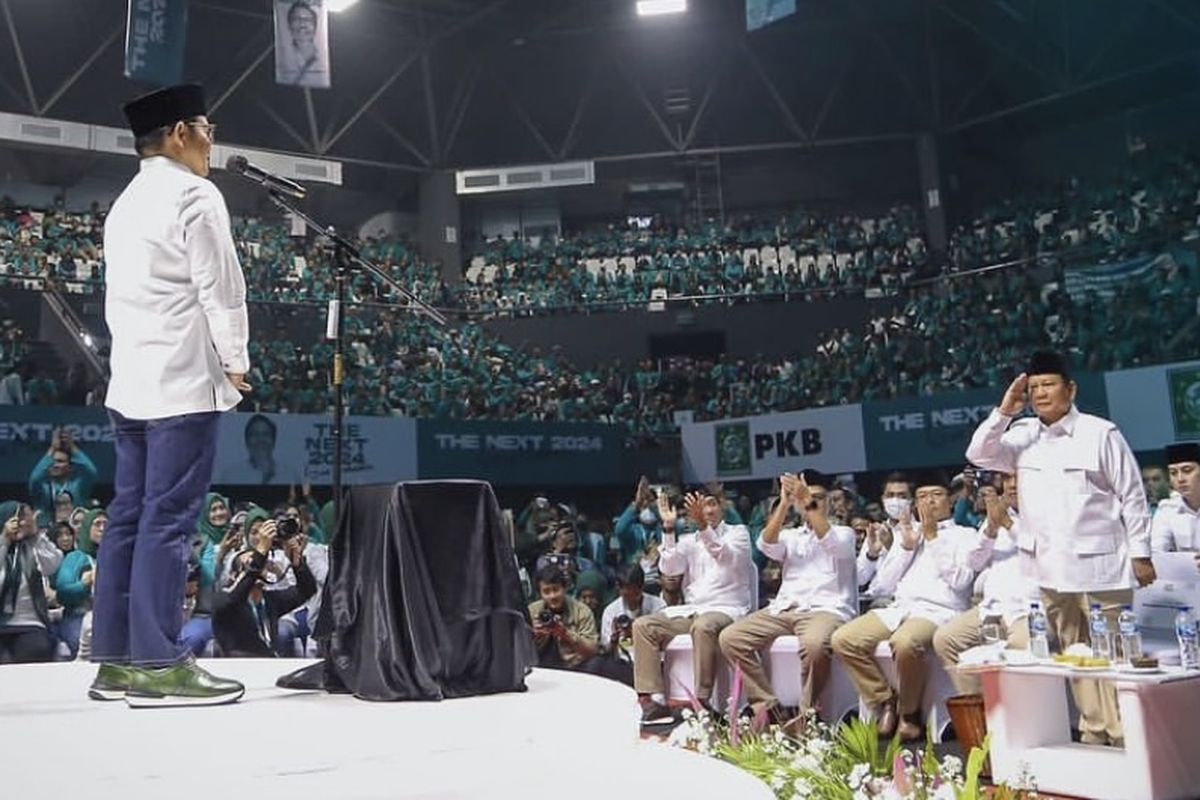 Ketua Umum Partai Gerindra memberikan salam hormat kepada Ketua Umum Partai Kebangkitan Bangsa (PKB) Muhaimin Iskandar dalam agenda “PKB Road To Election 2024” di Senayan, Jakarta, Minggu (30/10/2022).