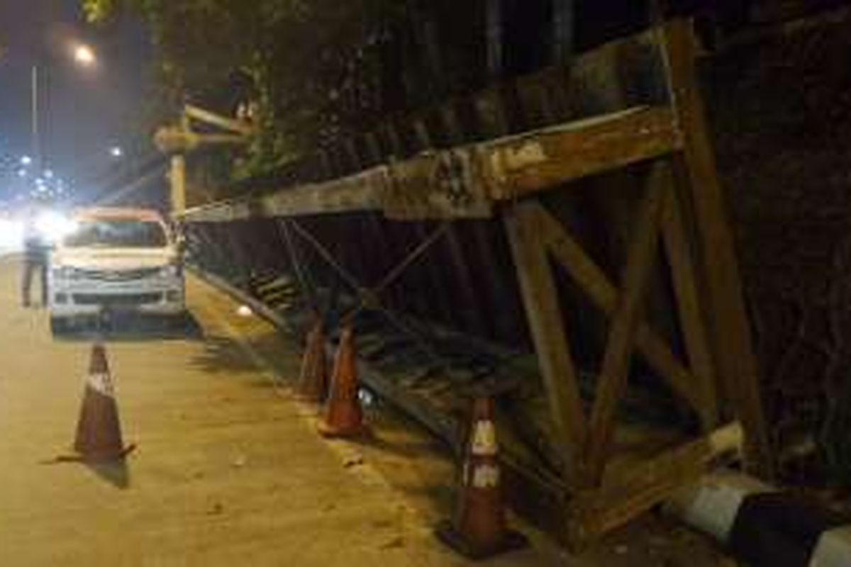 Setengah dari bagian jembatan penyeberangan orang yang ambruk ditabrak oleh truk trailer yang membawa crane di KM 7 ruas tol BSD, Senin (16/5/2016) malam. Bagian jembatan ini berbahan besi, setengahnya lagi berbahan beton. 