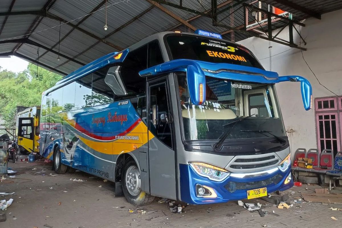 Restorasi bodi bus Sugeng Rahayu