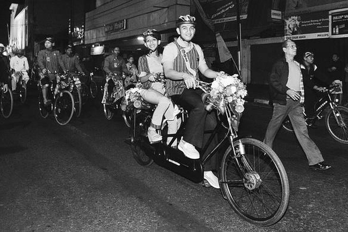 Menjelang tengah malam, pasangan calon pengantin, KPH Yudanegara dan GKR Bendara (putri Sultan Hamengku Buwono X), bersepeda  bersama dari Titik Nol, Yogyakarta, dalam acara Kerlap-Kerlip Ngiring Manten, Kamis (6/10). Selain untuk menyambut pernikahan mereka pada 18 Oktober mendatang, acara tersebut juga untuk merayakan detik-detik menjelang HUT Ke-255 Kota Yogyakarta. Sepeda yang mereka kendarai juga unik, jadul tetapi tandem.