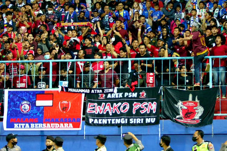 Suporter PSM Makassar saat mendukung tim melawan Arema FC saat pertandingan babak penyisihan Grup D Piala Presiden 2022 yang berakhir dengan skor 0-1 di Stadion Kanjuruhan Kepanjen Kabupaten Malang, Sabtu (11/6/2022) malam.