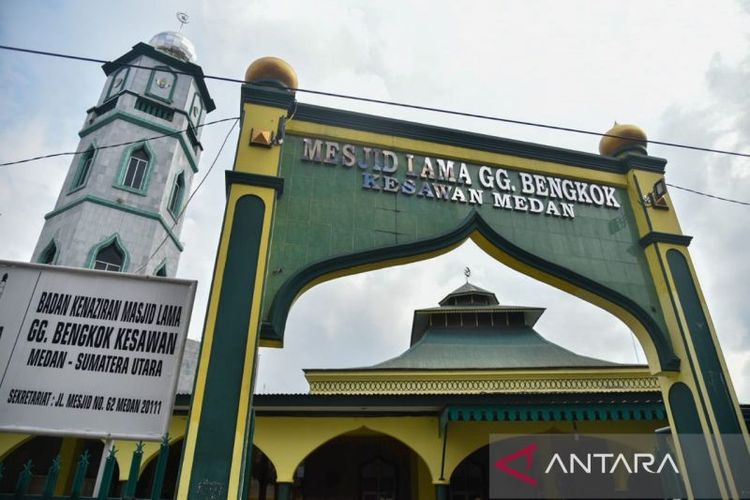 Ilustrasi Masjid Lama Gang Bengkok atau Masjid Bengkok di Medan, Sumatera Utara.