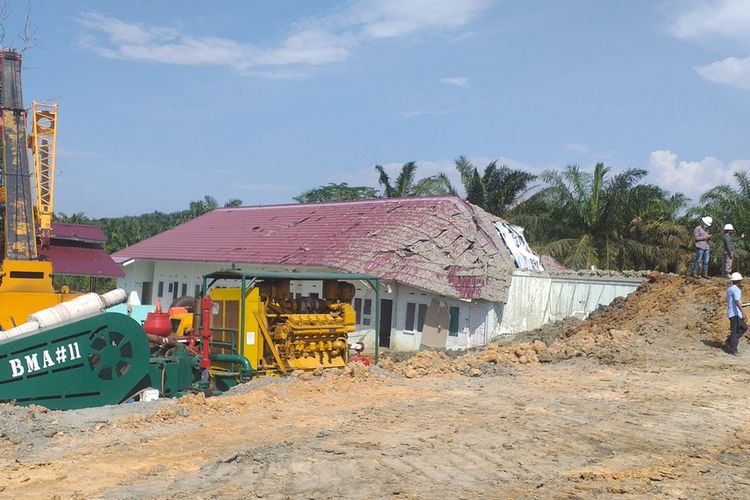 Sejumlah alat berat sudah dikerahkan ke lokasi untuk melakukan proses penutupan lubang semburan gas di Ponpes Al Ihsan Boarding School Riau Kampus 2 di Kelurahan Tuah Negeri, Kecamatan Tenayan Raya, Kota Pekanbaru, Riau, Jumat (12/2/2021).