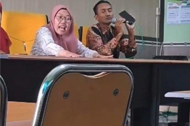 Video seorang guru Madrasah Aliyah Negeri (MAN) di Lamongan yang menggebrak meja dan membentak siswa di sebuah ruangan viral di media sosial. Insiden tersebut terjadi ketika sejumlah siswa mempertanyakan data eligible mereka yang tidak dapat terinput dalam sistem pendaftaran Seleksi Nasional Berbasis Prestasi (SNBP).