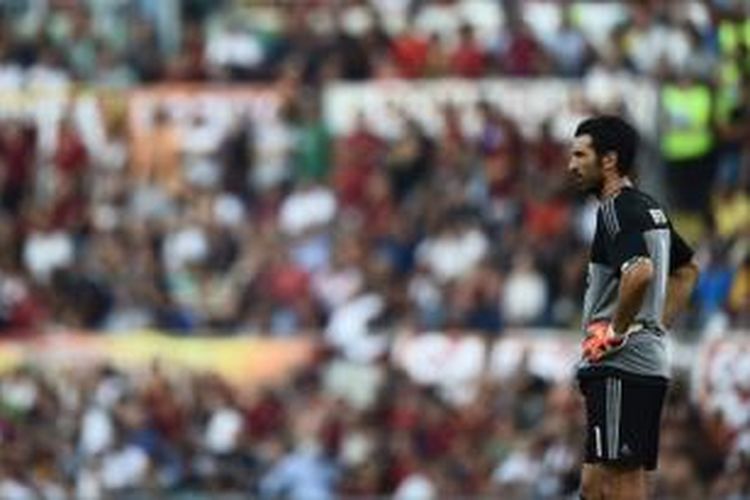 Reaksi kapten Juventus, Gianluigi Buffon, setelah Miralem Pjanic membuka skor untuk AS Roma pada menit ke-61. Pada laga ini, Juventus menelan kekalahan dengan skor 0-2.