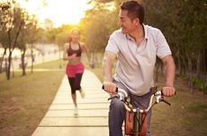 Jalan Kaki atau Bersepeda, Mana yang Lebih Ampuh Menurunkan Berat Badan?