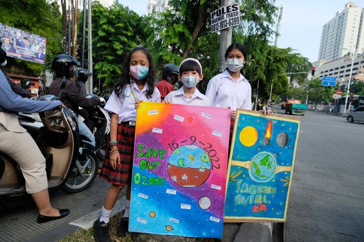 Murid-murid Sekolah Tarakanita 3 Blok Patal memperlihatkan poster soal menyelamatkan ozon saat peringat Hari Ozon Internasional, Jumat (16/9).