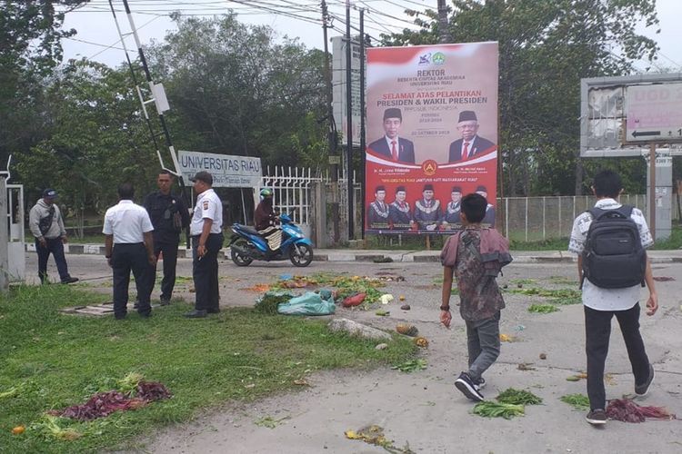 Sayur dan buah berserakan di depan pintu gerbang masuk Universitas Riau, usai pedagang Pasar Kodim Pekanbaru menggelar aksi demo, Senin (21/10/2019).