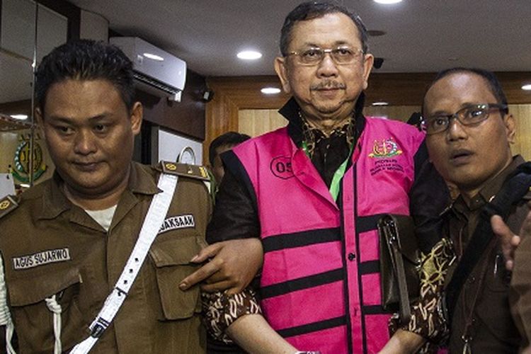Mantan Direktur Utama PT Asuransi Jiwasraya Hendrisman Rahim mengenakan rompi tahanan usai menjalani pemeriksaan di gedung Jampidsus Kejaksaan Agung, Jakarta, Selasa (14/1/2020). Hendrisman Rahim ditahan terkait kasus dugaan korupsi pengelolaan keuangan dan dana investasi PT Asuransi Jiwasraya. 