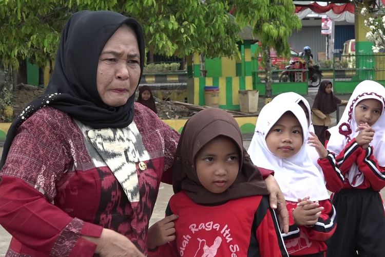 Murid SD yang mengungsi ke palopo akibat gempa bumi dan tsunami kini bermain dan belajar bersama di SDN 30 Mattirowalie, Jumat (12/10/2018)