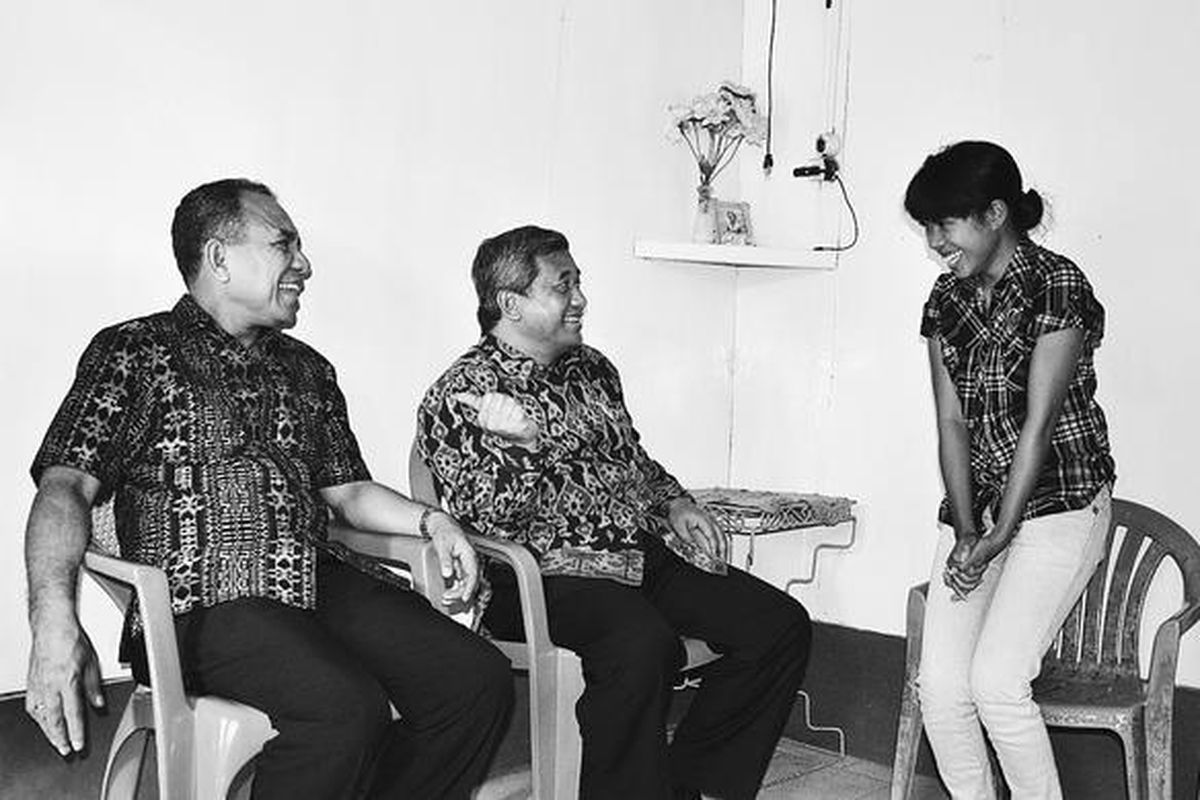 Menteri Pendidikan Nasional Mohammad Nuh (tengah) didampingi Gubernur Nusa Tenggara Timur Frans Lebu Raya  mengunjungi rumah Reny Ambesa, penerima beasiswa Bidik Misi, di Kupang, awal Juli lalu. Kunjungan mendadak ini untuk mengecek dan memastikan beasiswa diterima mahasiswa miskin.
