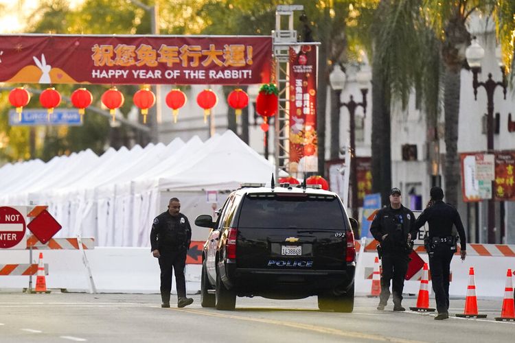 Polisi berdiri di luar ballroom di Monterey Park, California, Amerika Serikat, Minggu (22/1/2023). Penembakan di Monterey Park merupakan insiden penembakan massal Imlek yang menewaskan 10 orang.