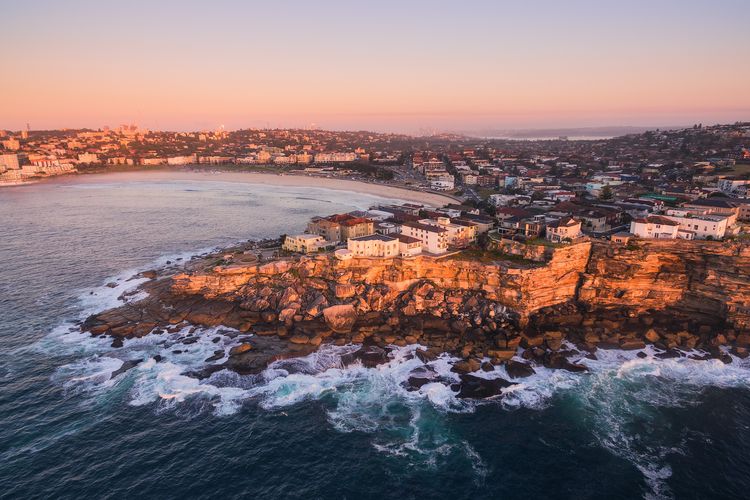 Pantai Bondi adalah nama sebuah pantai dan kawasan di Sydney, New South Wales, Australia. Pantai ini berjarak sekitar 7 kilometer di sisi timur pusat bisnis Sydney. Pantai berpasir putih ini merupakan salah satu pantai ikonik di Australia. 