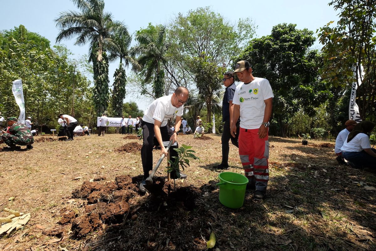 Guna mencapai target Tujuan Pembangunan Berkelanjutan (SDGs) 2030 yang berfokus pada inovasi sosial, PT Solusi Bangun Indonesia Tbk (SBI) menggelar gerakan Sedekah Seribu Pohon Untuk Anak Cucu (Serbu Pacu).