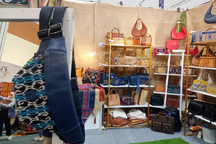 Berdiri sejak tahun 2010, merek tas lokal Tzeza, memperkenalkan keindahan kain tenun dengan mengombinasikannya bersama tas-tas kulit modern.