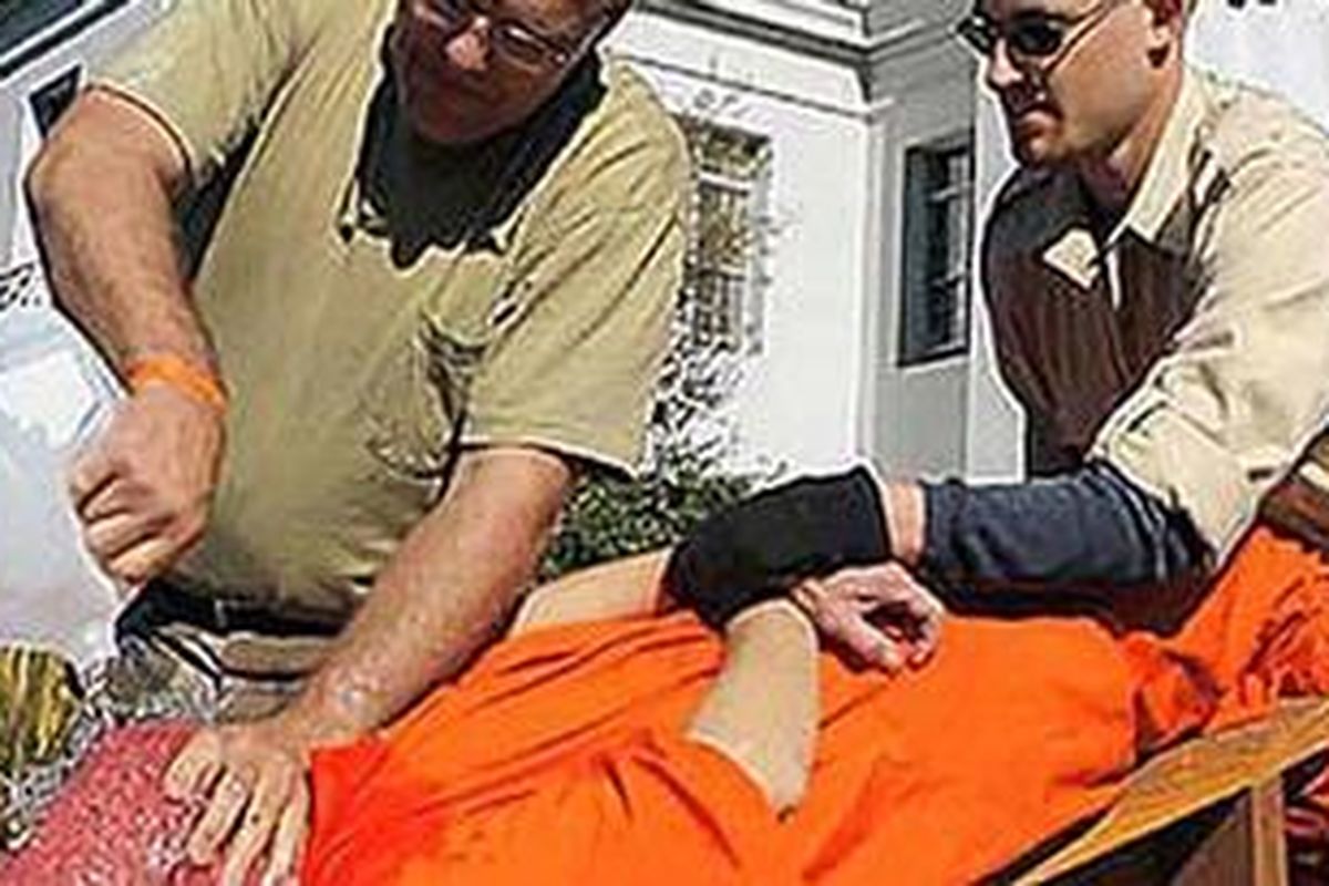 KEJI - Waterboarding, cara penyiksaan purba yang juga dipakai aparat Amerika Serikat untuk mendapatkan informasi dari tersangka teroris, dan akhirnya berhasil meringkus Osama bin Ladin. Adegan pada foto diperagakan aktivis pembela hak asasi manusia dalam suatu aksi protes. 