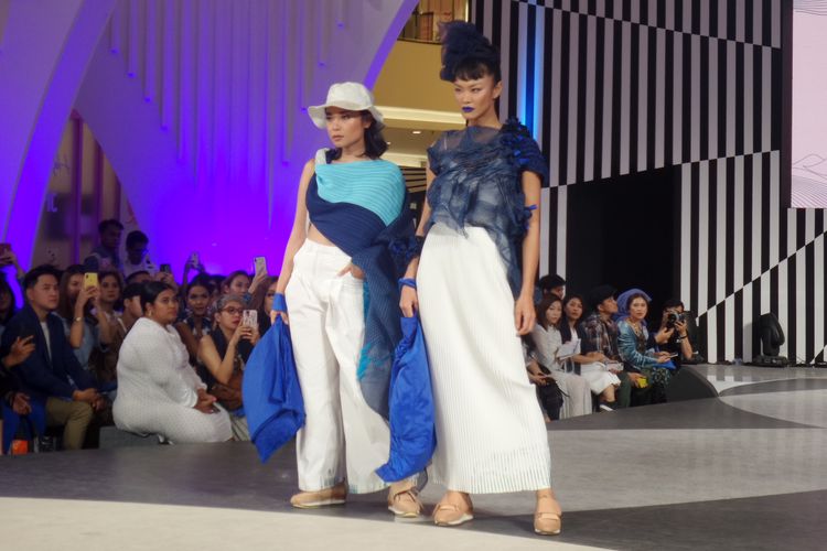 Content creator Ayla Dimitri dan model Kelly Tandiono menjadi muse koleksi kolaborasi Danone-AQUA bersama desainer ternama seperti fbudi, Kana Goods, KresKros, Pijakbumi, hingga seniman aksesori Ika Vantiani dan Its In Your Hand Collective di panggung Jakarta Fashion Week 2020.