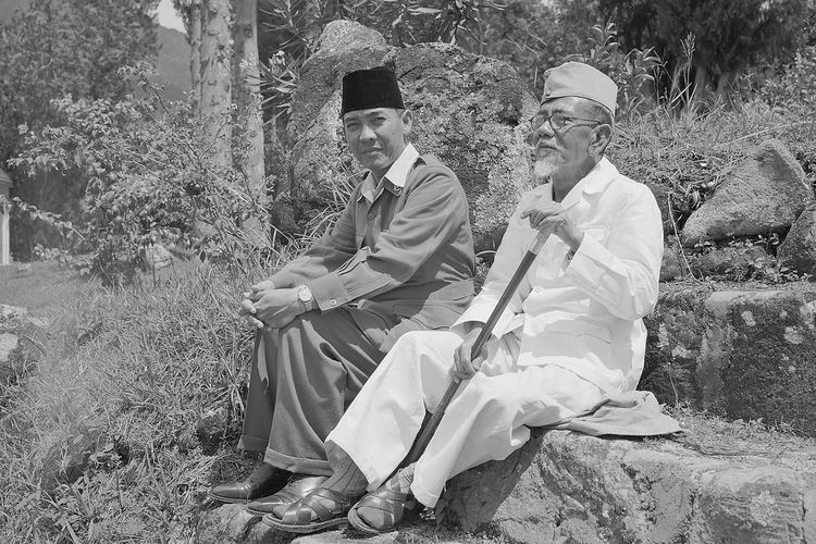Salim dan Soekarno sedang berbincang saat masih dalam tahanan Belanda tahun 1949