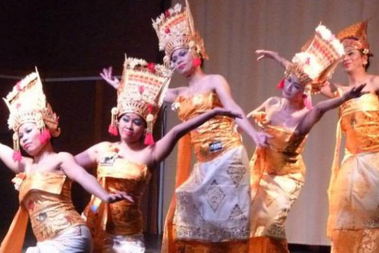 Penampilan ibu-ibu Indonesia membawakan Tari Rejang dalam acara Spectacle de danse Indonesie di Versailles, 30 km dari Paris, Minggu (11/1/2015).