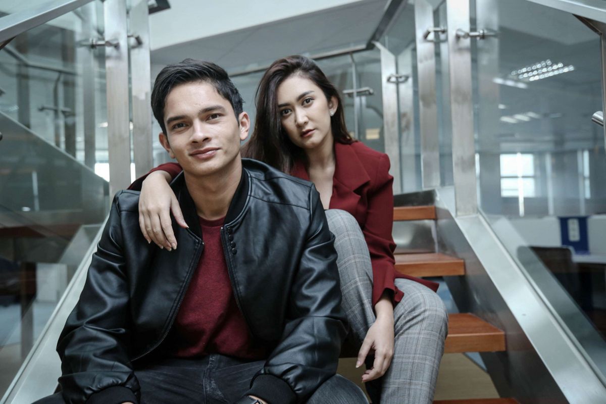 Artis peran Nafa Urbach dan Kevin Kambey berpose usai wawancara film Kembang Kantil di Kantor Redaksi Kompas.com, Palmerah Selatan, Jakarta, Selasa (10/4/2018). Film horor yang diproduksi Dee Company dan MD Pictures ini ditayangkan pada 19 April 2018.