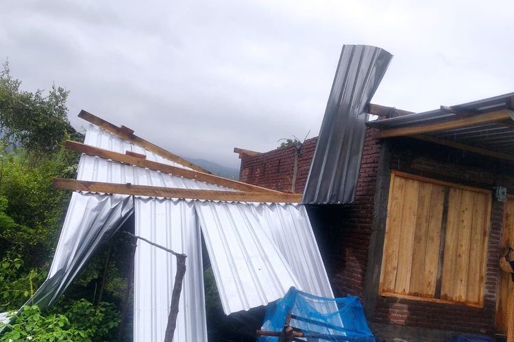 Rumah warga rusak dihantam angin puting beliung di Kecamatan Tambora, Kabupaten Bima, Kamis (22/2/2024).